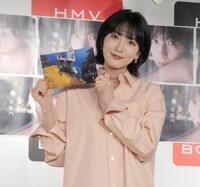 　お気に入りカットを見せる知英