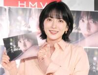 　カレンダーを披露する知英