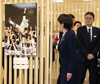 　藤川監督の胴上げの写真パネルに声を上げて喜ぶ高市早苗首相（撮影・棚橋慶太）