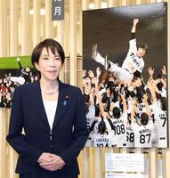 　阪神・藤川監督の胴上げの写真に笑顔を見せる高市早苗首相（撮影・棚橋慶太）