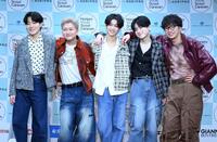 　Ｈｏｒｉｐｒｏ　Ｖｏｃａｌ　Ｓｃｏｕｔ　Ｃａｒａｖａｎでデビューの決まった（左から）高橋理央、ｋｉｉｃｈｉ、小林真央哉、岩坪優真、黒澤洵太（撮影・持木克友）