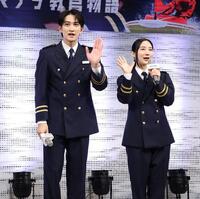 　教官姿を披露した町田啓太（左）とファーストサマーウイカ（撮影・金田祐二）