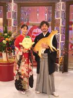 　新春の装いで収録に挑んだ菅井友香（右）と山口馬木也