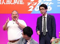 　会見に出席したスタミナパン・麻婆（左）とトシダタカヒデ（撮影・佐々木彰尚）