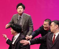 　会見に出席したコットン・西村真二（後列左）ときょん（同右）＝撮影・佐々木彰尚