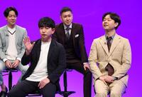 　会見に出席したダンビラムーチョ・大原優一（左）と原田フニャオ（撮影・佐々木彰尚）