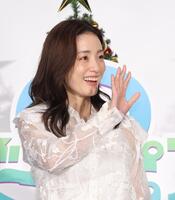 　壇上で手を振る上戸彩（撮影・西岡正）