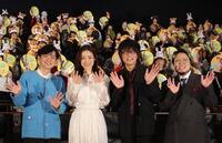 　笑顔で手を振る（左から）下野紘、上戸彩、森川智之、こっちのけんと（撮影・西岡正）