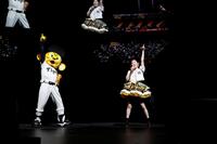 　トラッキー（左）とともに卒コンをスタートさせたＮＭＢ４８・川上千尋　©ＮＭＢ４８