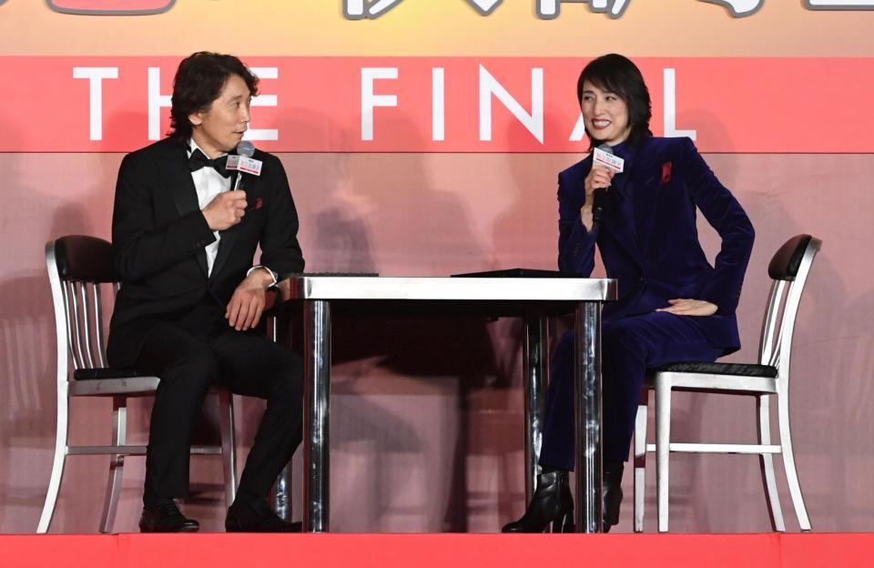 　佐々木蔵之介（左）を「取調」する天海祐希（撮影・佐藤厚）