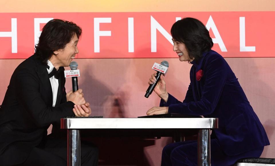 　佐々木蔵之介（左）を「取調」する天海祐希（撮影・佐藤厚）