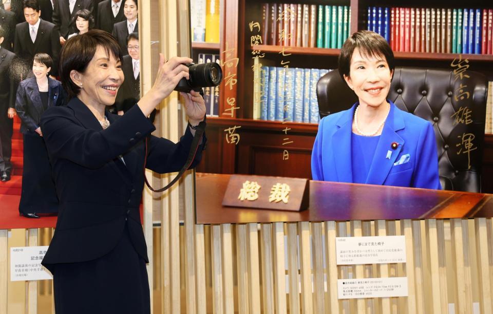 　カメラで報道陣を撮影する高市早苗首相（撮影・棚橋慶太）