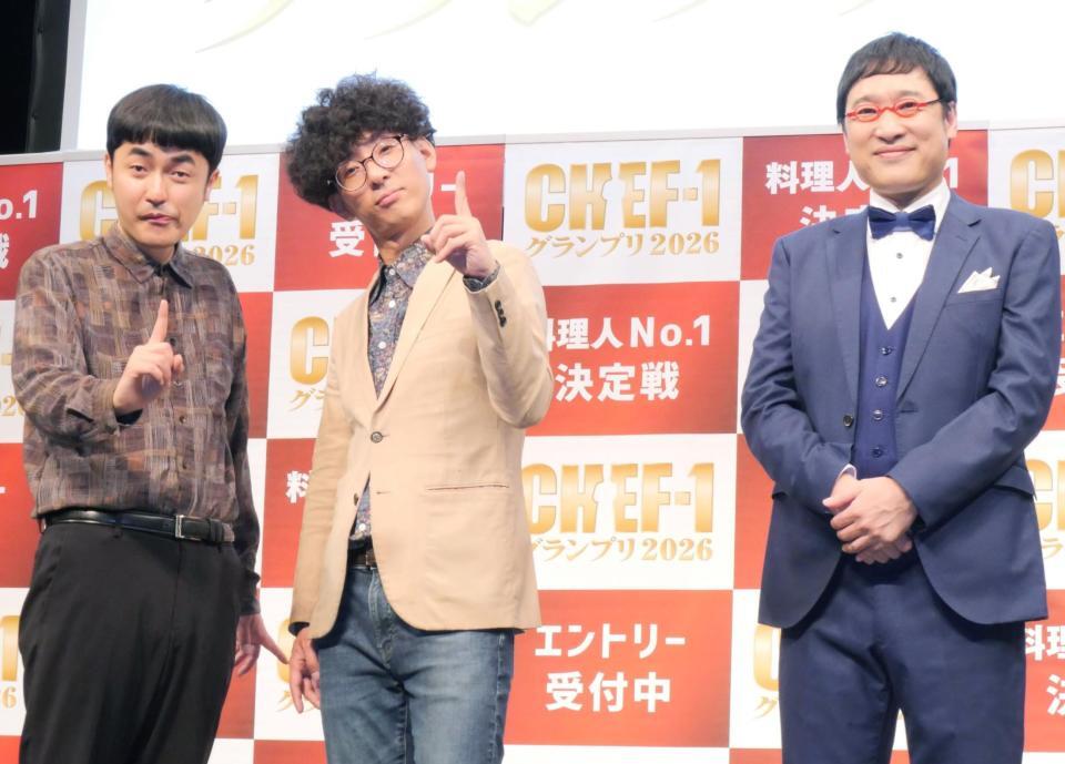 　南海キャンディーズの山里亮太（右）の横でポーズを決めるたくろうの赤木裕（中央）ときむらバンド