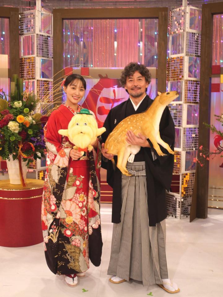 　新春の装いで収録に挑んだ菅井友香（右）と山口馬木也