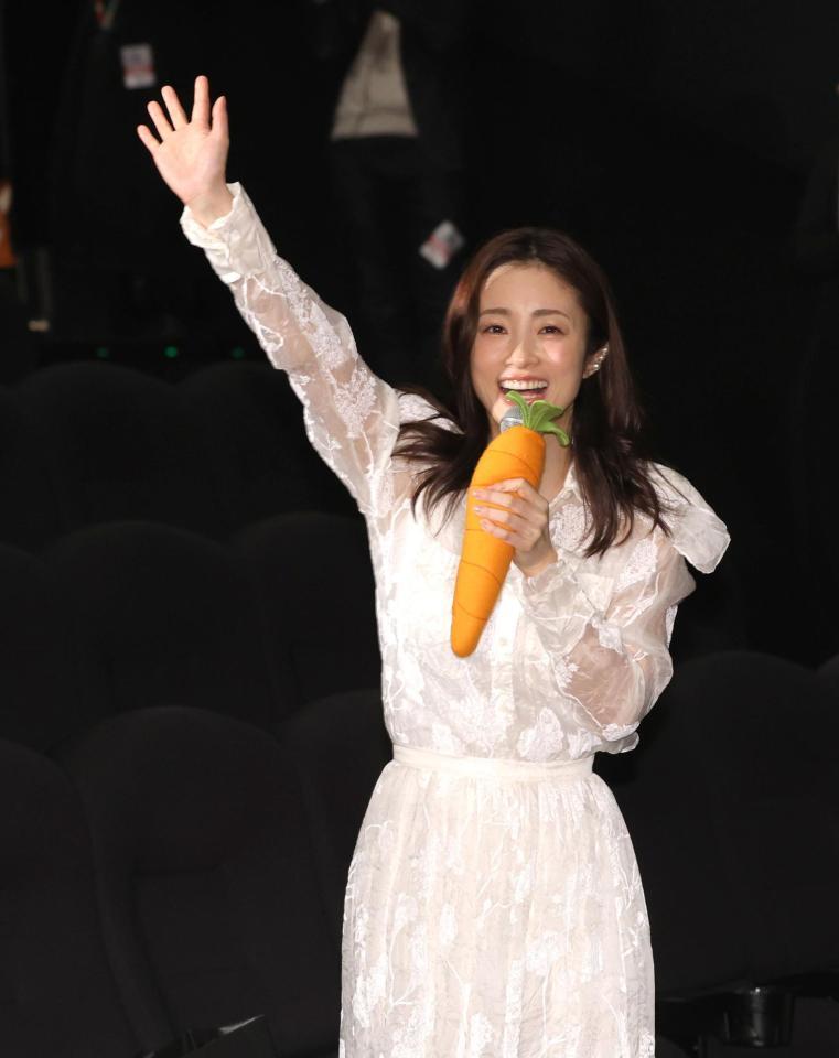 　にんじんマイクでファンに呼びかける上戸彩（撮影・西岡正）