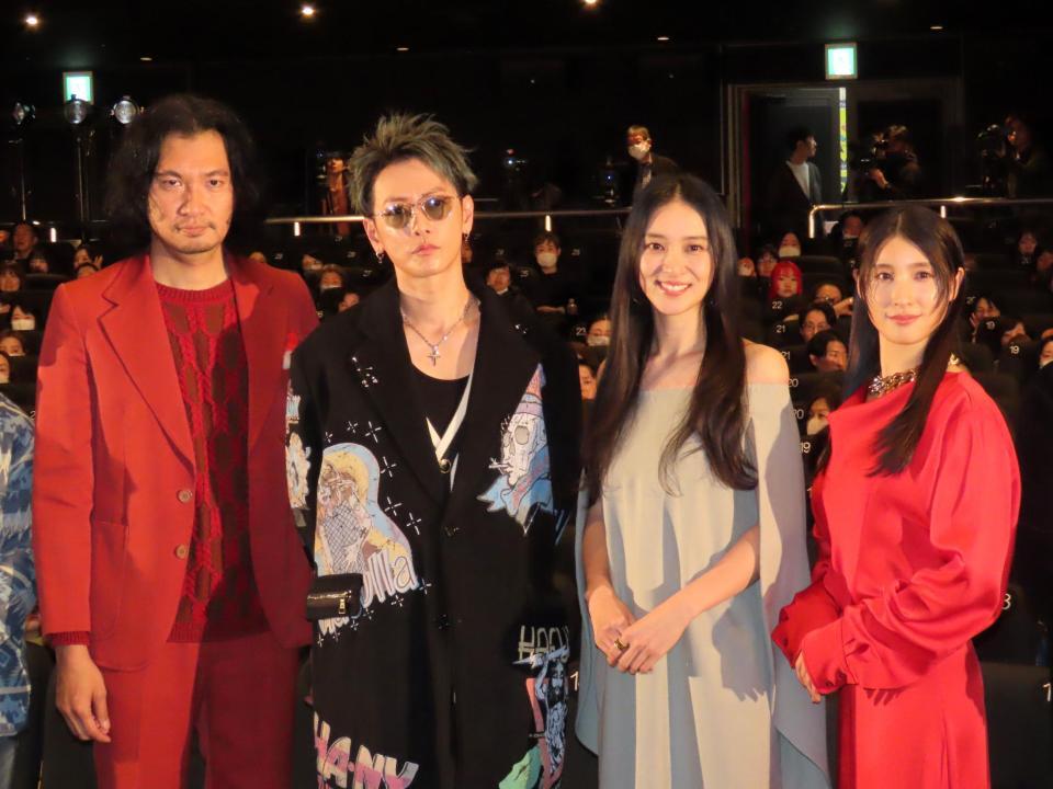 　舞台あいさつに出席した（左から）青木崇高、佐藤健、武井咲、土屋太鳳