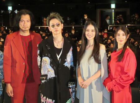 　舞台あいさつに出席した（左から）青木崇高、佐藤健、武井咲、土屋太鳳