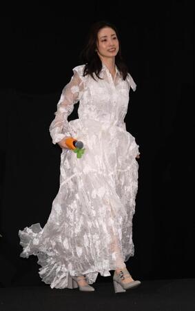 　 舞台あいさつに登壇する上戸彩（撮影・西岡正）   