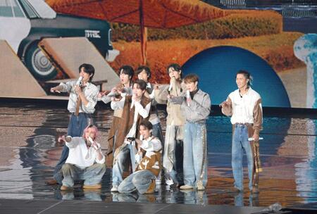 　東京ドーム公演初日で圧巻のパフォーマンスを繰り広げたＳｎｏｗ　Ｍａｎ（撮影・伊藤笙子）