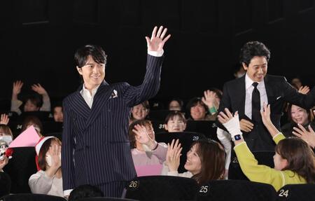 　手を振る福山雅治（左）と大泉洋（撮影・佐々木彰尚）