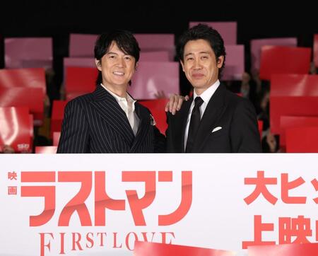 　舞台あいさつに登場した福山雅治（左）と大泉洋（撮影・佐々木彰尚）