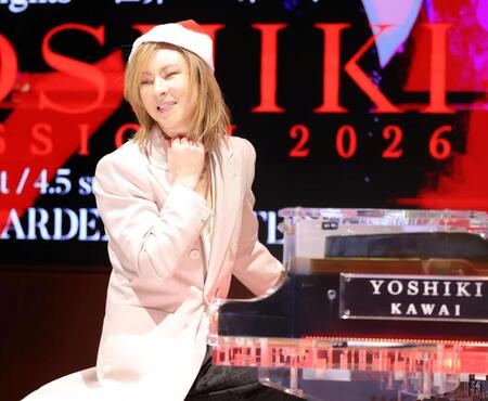 　サンタ帽をかぶり笑顔で演奏するＹＯＳＨＩＫＩ＝１８日
