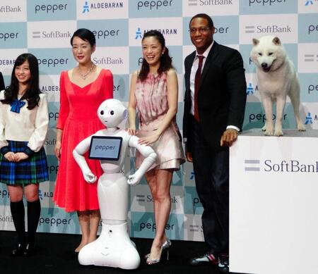 ２０１４年６月のイベントで。左から橋本環奈、樋口可南子、上戸彩、ダンテ・カーヴァー、お父さん犬