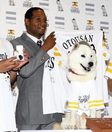 ２００９年６月、ホークス応援隊結成式で。ダンテ・カーヴァ-、お父さん犬