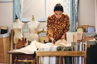 　世界的なデザイナー森英恵さんを演じる八木莉可子