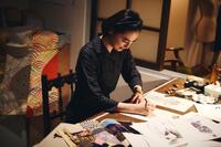 　世界的なデザイナー森英恵さんを演じる八木莉可子