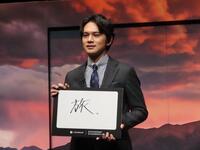 　来年やってみたいことをボードに記した北村匠海