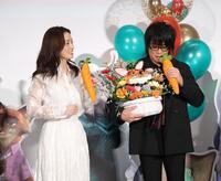 　森川智之（右）に花を手渡す上戸彩（撮影・西岡正）