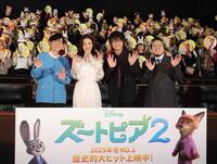 　笑顔で手を振る（左から）下野紘、上戸彩、森川智之、こっちのけんと（撮影・西岡正）