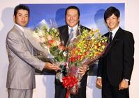　世界ゴルフ殿堂入りし、池田勇太（左）と石川遼（右）に祝福される尾崎将司（中央）