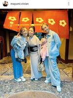 　土屋アンナ（右）と母・眞弓さん。左はものまねタレント・みかん。２３年１２月２５日付の眞弓さんのインスタグラム＠ｍａｙｕｍｉ．ｖｉｖｉａｎより 