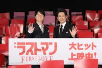 　舞台あいさつに登場した福山雅治（左）と大泉洋（撮影・佐々木彰尚）