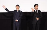 　手を振る福山雅治（左）と大泉洋（撮影・佐々木彰尚）