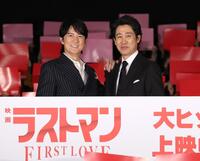 　舞台あいさつに登場した福山雅治（左）と大泉洋（撮影・佐々木彰尚）