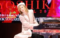 　サンタ帽をかぶり「Ｓｉｌｅｎｔ　Ｎｉｇｈｔ」を弾くＹＯＳＨＩＫＩ＝１８日