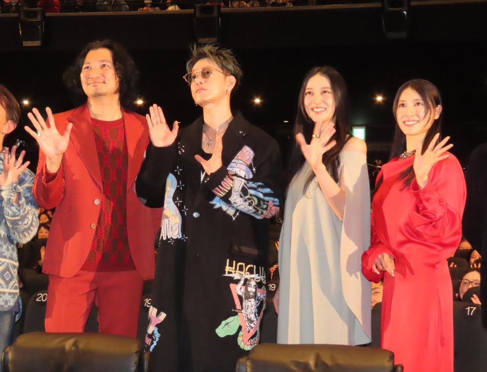 　舞台あいさつに出席した（左から）青木崇高、佐藤健、武井咲、土屋太鳳