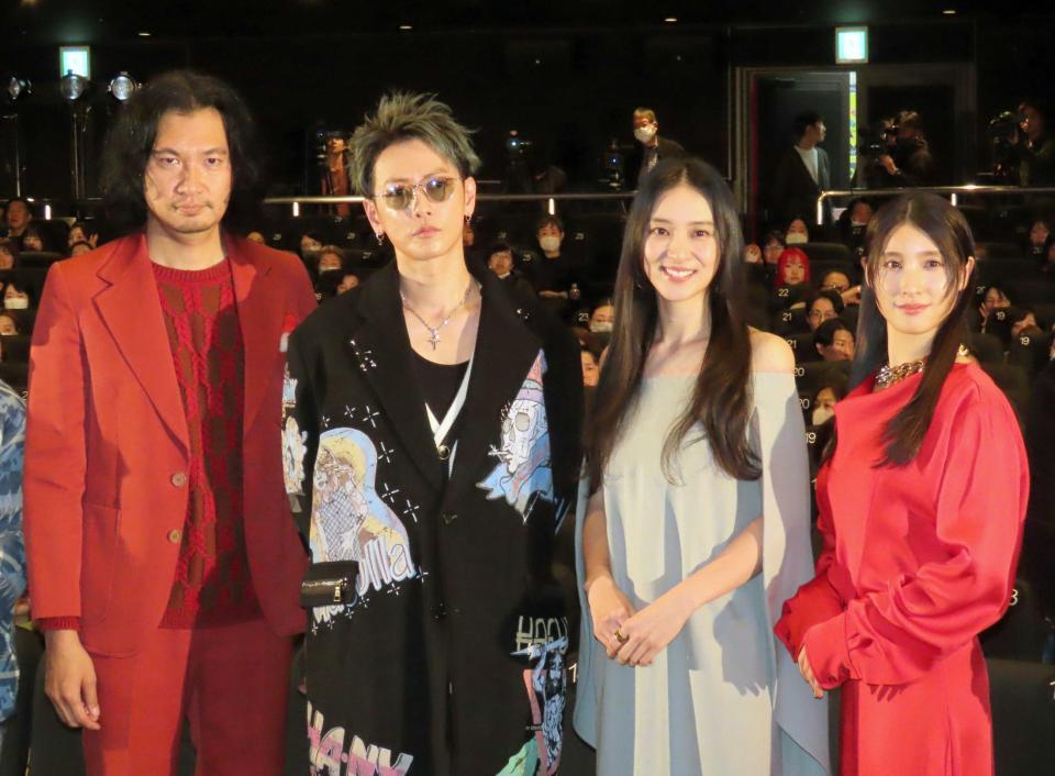 　舞台あいさつに出席した（左から）青木崇高、佐藤健、武井咲、土屋太鳳