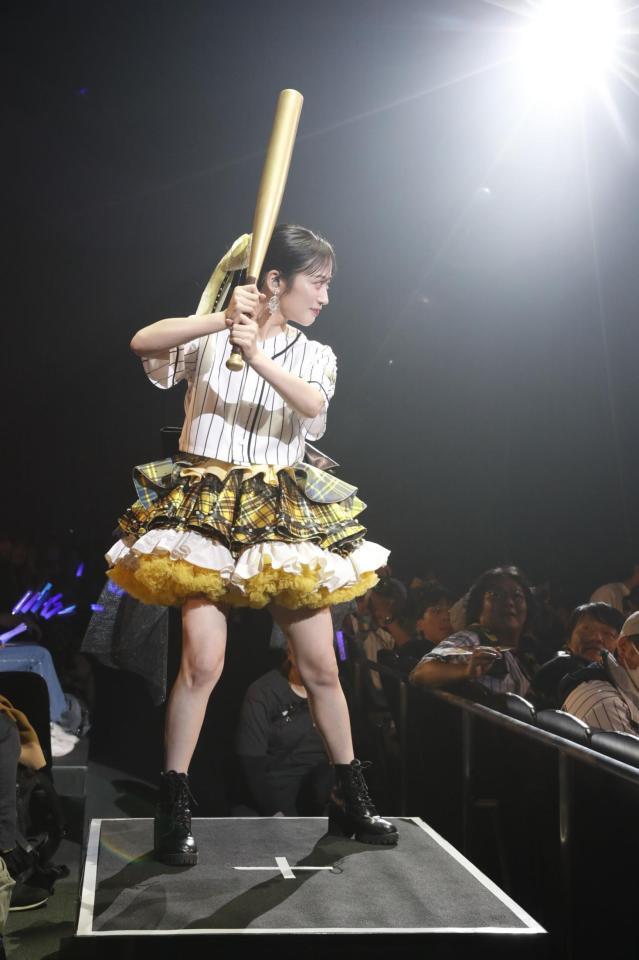 　卒業コンサートを始球式でスタートさせるＮＭＢ４８・川上千尋　©ＮＭＢ４８