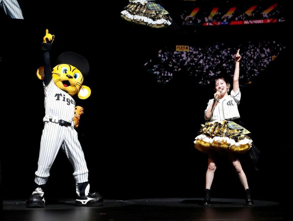 　トラッキー（左）と卒コンをスタートさせたＮＭＢ４８・川上千尋　©ＮＭＢ４８