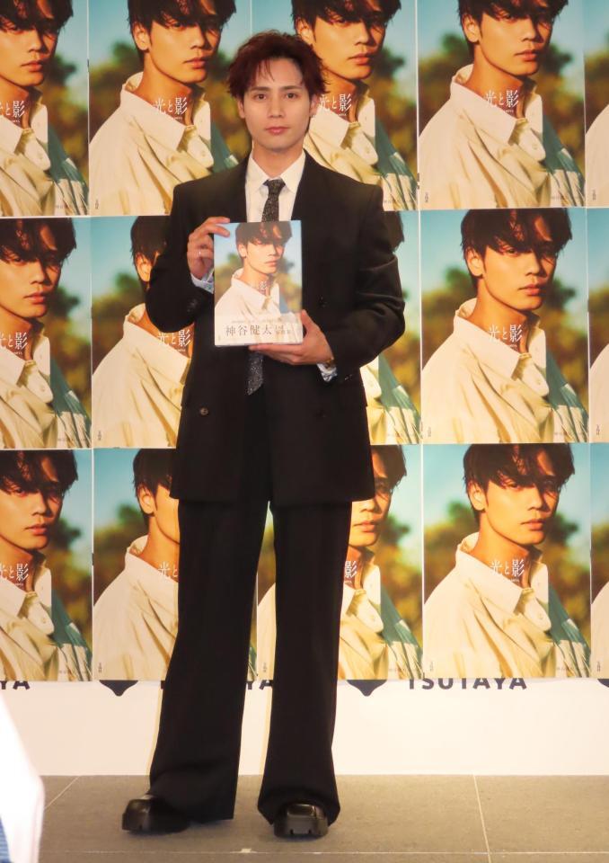 　初写真集の発売記念イベントを行った神谷健太＝東京・渋谷