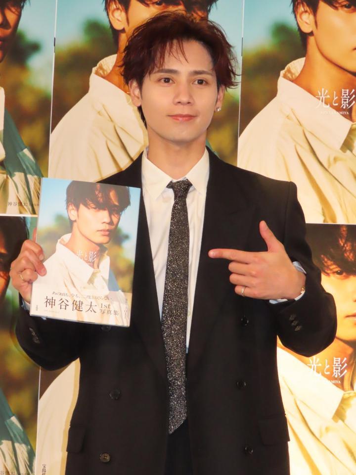 　初写真集の発売記念イベントを行った神谷健太＝東京・渋谷