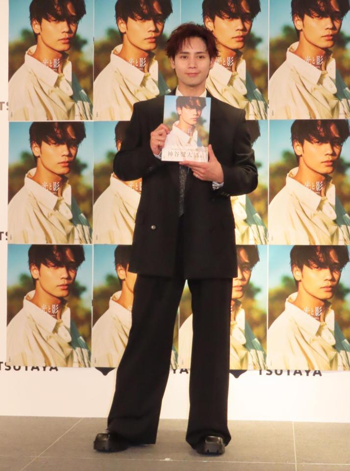 　初写真集の発売記念イベントを行った神谷健太＝東京・渋谷