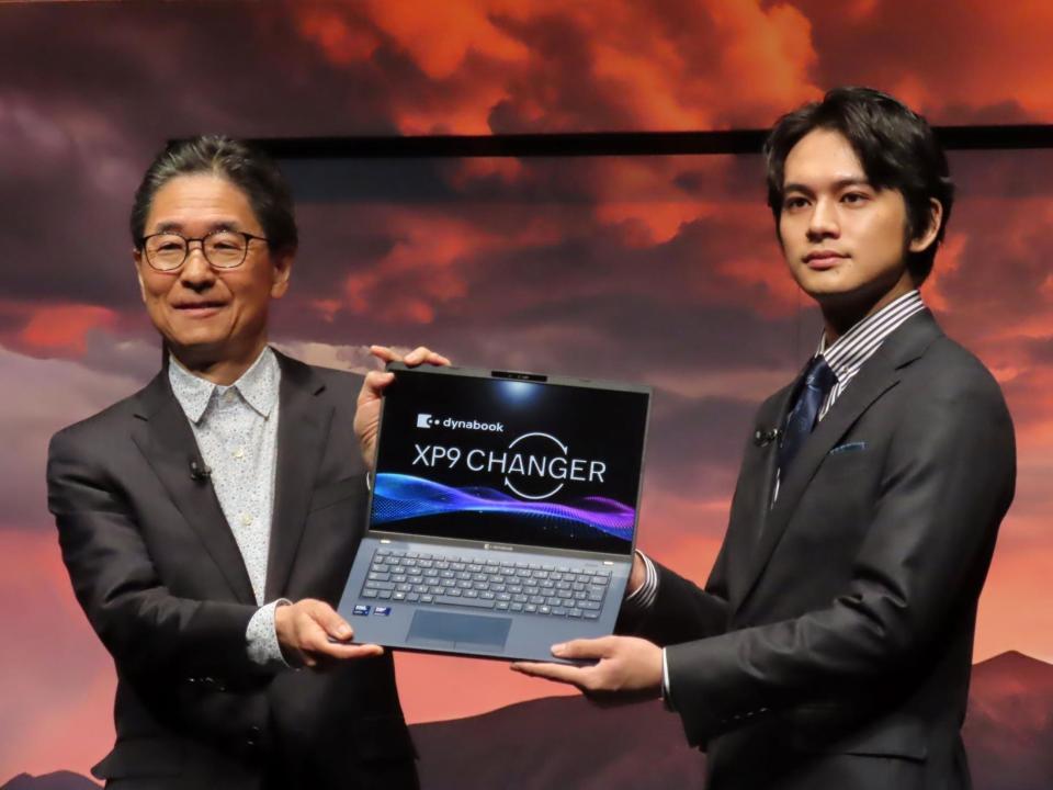 　「ｄｙｎａｂｏｏｋ」の新製品を覚道清文社長（左）から贈呈される北村匠海