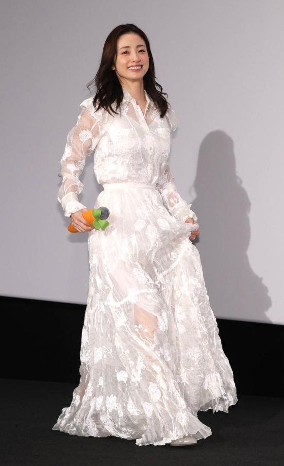 　舞台あいさつで登壇する上戸彩（撮影・西岡正）