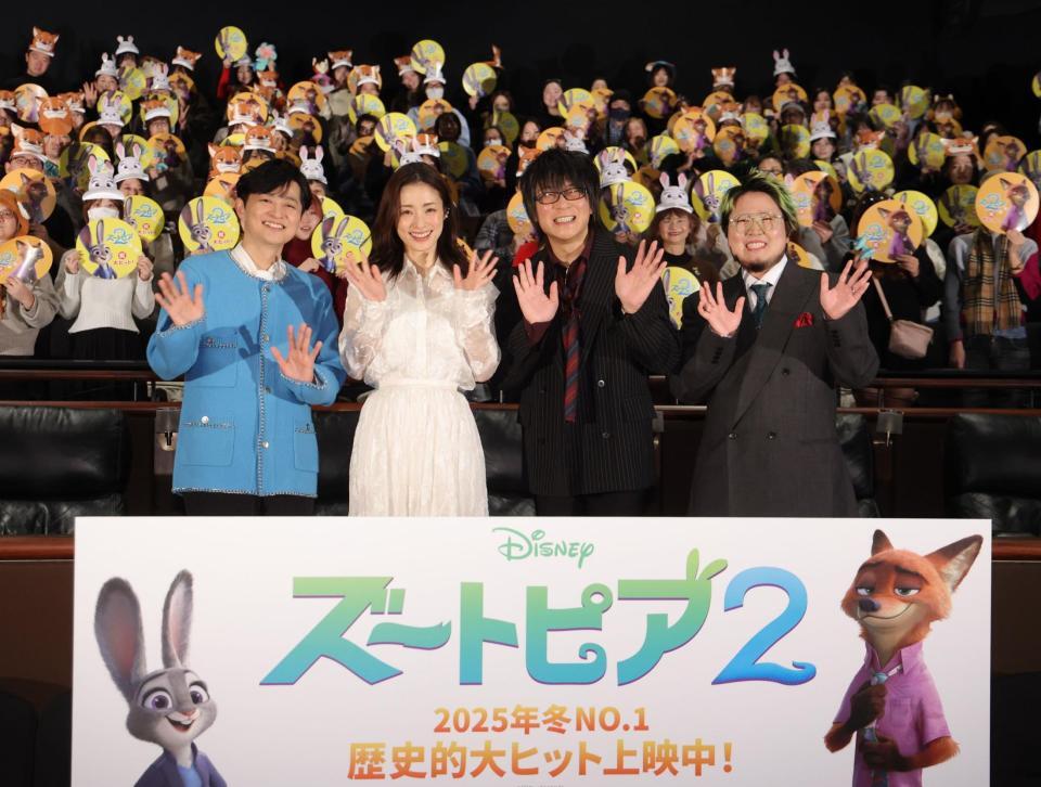 　笑顔で手を振る（左から）下野紘、上戸彩、森川智之、こっちのけんと（撮影・西岡正）