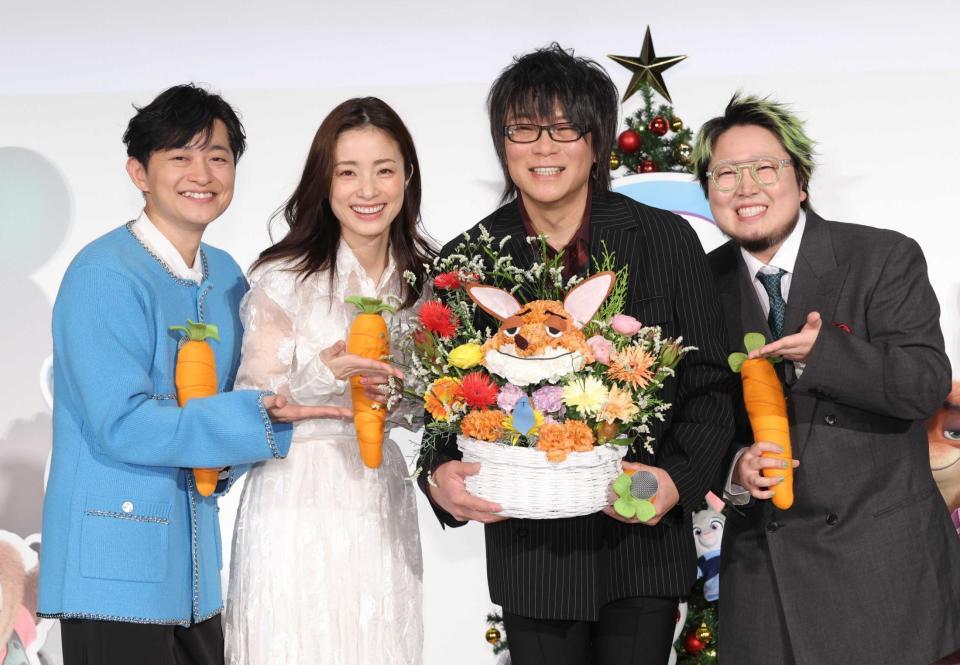 　森川智之（中央右）を祝福する（左から）下野紘、上戸彩、（１人おいて）こっちのけんと（撮影・西岡正）